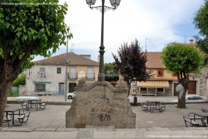 Foto Plaza de la Fuente de Cabanillas de la Sierra 10