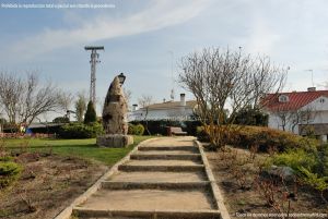 Foto Escultura homenaje en Colmenar del Arroyo 1