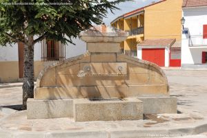 Foto Fuente Plaza de la Iglesia en Pinilla de Buitrago 4