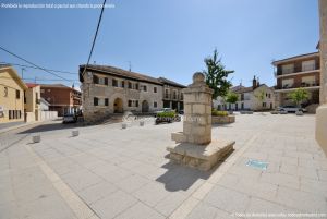 Foto Plaza de la Iglesia de Lozoya 7