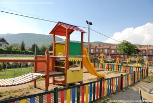Foto Parque infantil en Navalafuente 3