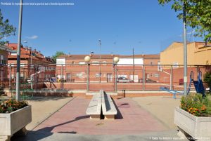 Foto Pista deportiva y parque infantil en Paracuellos de Jarama 1