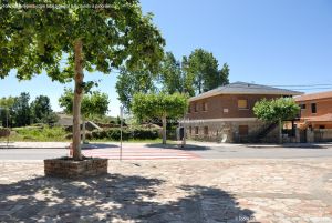 Foto Plaza de la Iglesia de La Serna del Monte 4