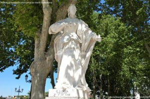 Foto Estatuas de los Reyes de España 11