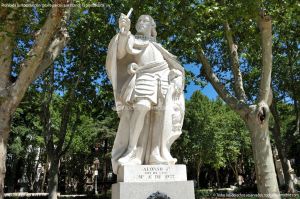 Foto Estatuas de los Reyes de España 14