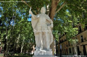 Foto Estatuas de los Reyes de España 15