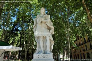 Foto Estatuas de los Reyes de España 16