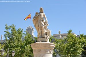 Foto Escultura a Su Majestad el Rey Don Fernando VI 7