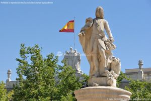Foto Escultura a Su Majestad el Rey Don Fernando VI 8