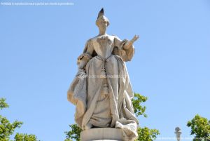 Foto Escultura a Su Majestad la Reina Doña Bárbara de Braganza 3