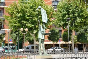 Foto Escultura al tiritero en Plaza de la Cultura 2