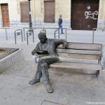 Foto Escultura al lector en Plaza de España 1