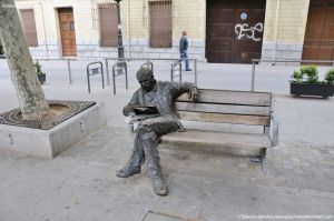 Foto Escultura al lector en Plaza de España 1