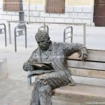 Foto Escultura al lector en Plaza de España 3