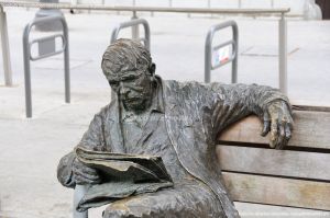 Foto Escultura al lector en Plaza de España 4