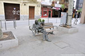 Foto Escultura al lector en Plaza de España 5