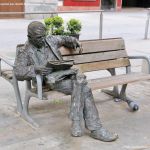 Foto Escultura al lector en Plaza de España 6