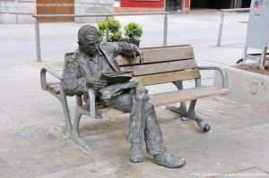 Foto Escultura al lector en Plaza de España 6