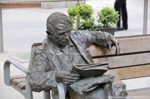 Foto Escultura al lector en Plaza de España 7