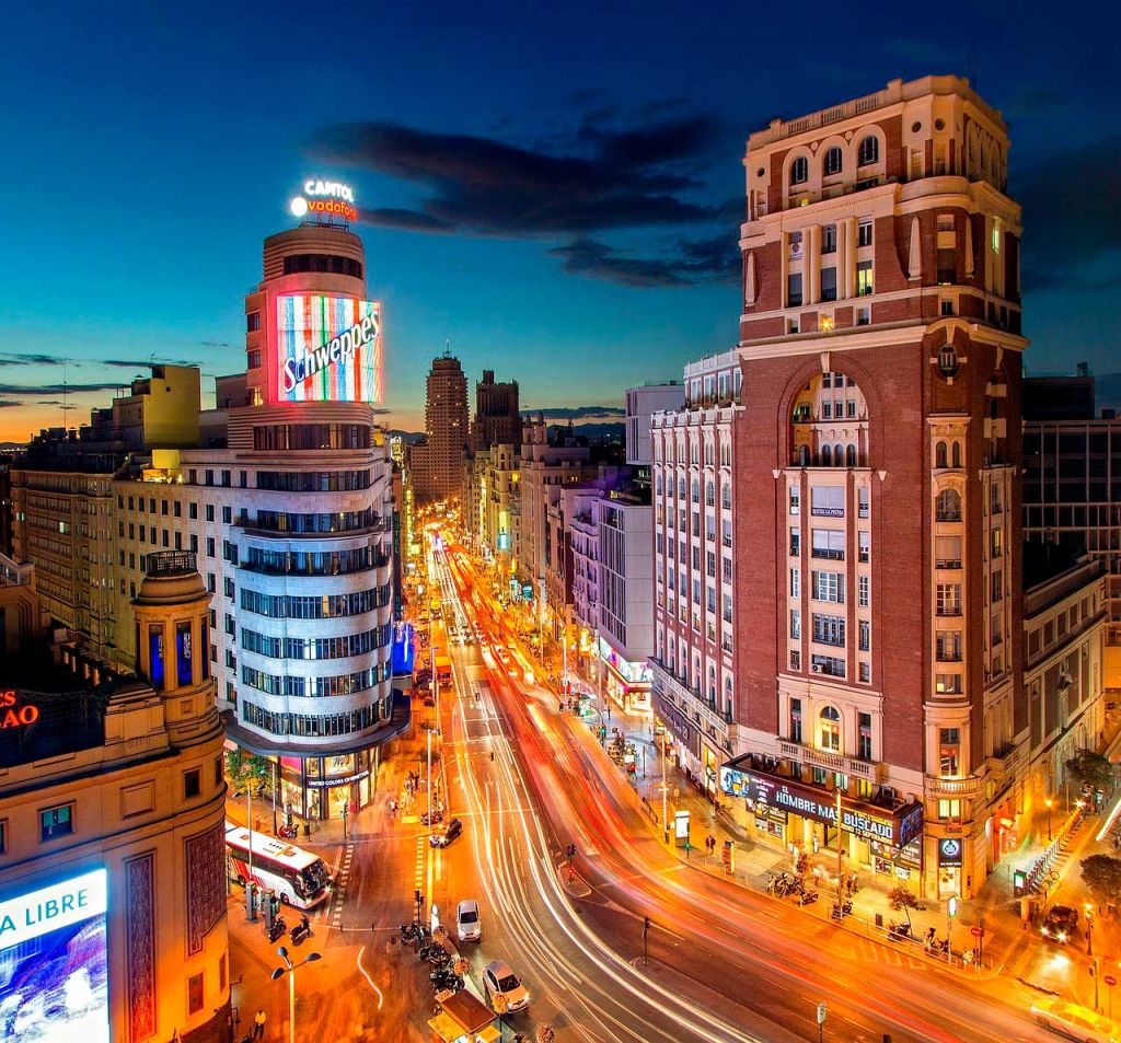 Edificio Metropol en la Gran Vía visto desde el cielo en el atardecer